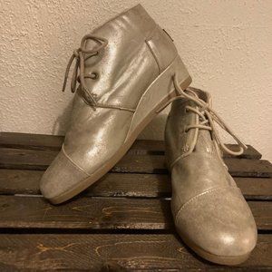 TOMS Metallic Desert Lace Up Hidden Wedge Silver Gold Ankle Booties Women's 4.5